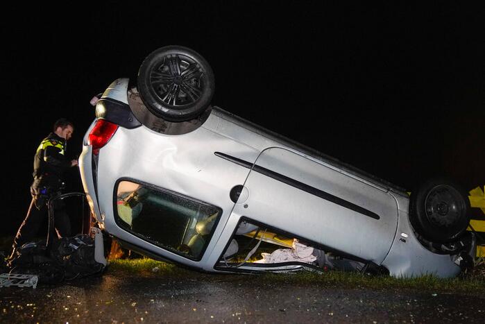 Auto belandt op op zijn kop