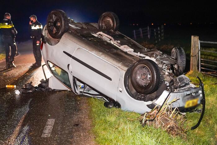 Auto belandt op op zijn kop