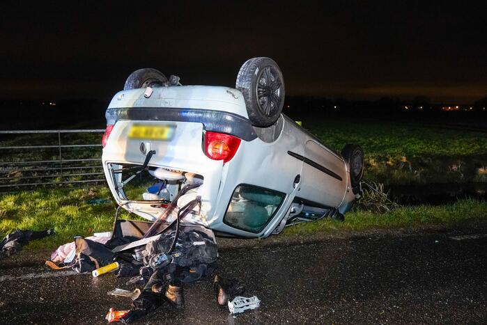 Auto belandt op op zijn kop