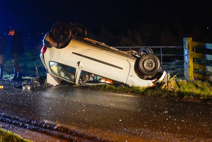 Auto belandt op op zijn kop