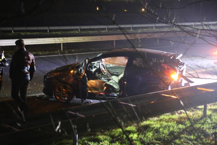Veel schade na botsing met twee auto's