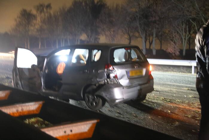 Veel schade na botsing met twee auto's