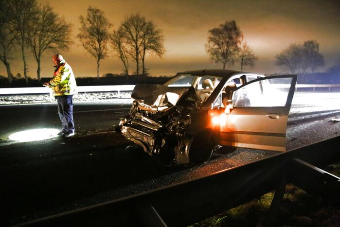 Veel schade na botsing met twee auto's