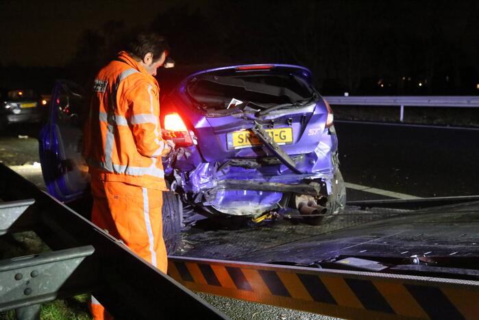 Veel schade na botsing met twee auto's