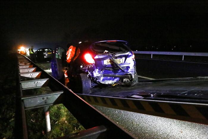 Veel schade na botsing met twee auto's