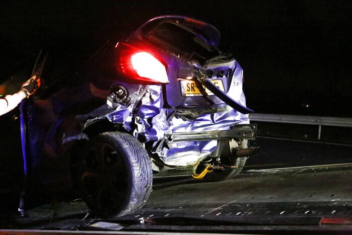 Veel schade na botsing met twee auto's