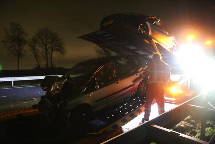 Veel schade na botsing met twee auto's