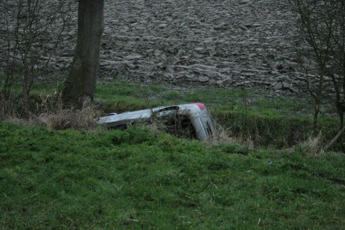 Automobilist schiet van dijk en belandt in sloot