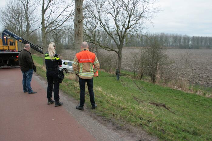 Automobilist schiet van dijk en belandt in sloot
