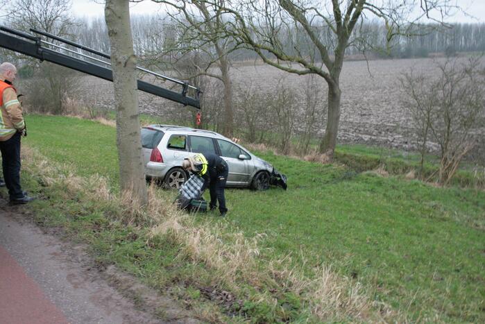 Automobilist schiet van dijk en belandt in sloot