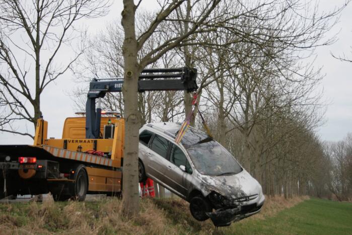 Automobilist schiet van dijk en belandt in sloot