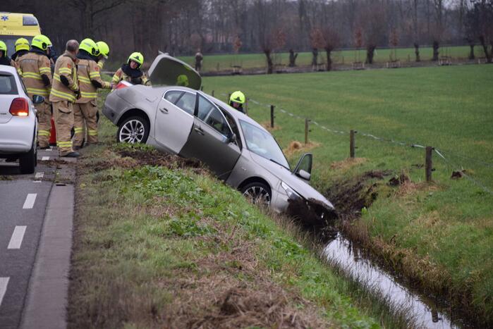 Automobilist belandt in sloot