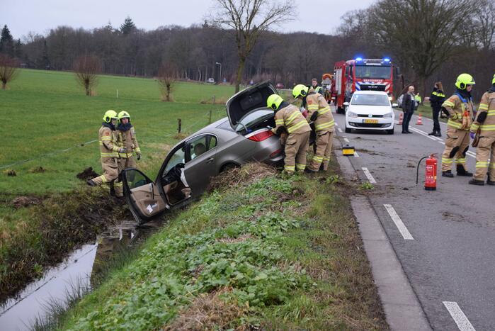 Automobilist belandt in sloot