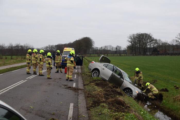 Automobilist belandt in sloot