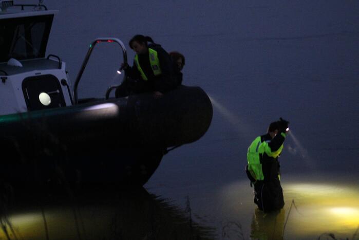 Politie verricht zoektocht in water door tas met menselijke schedels