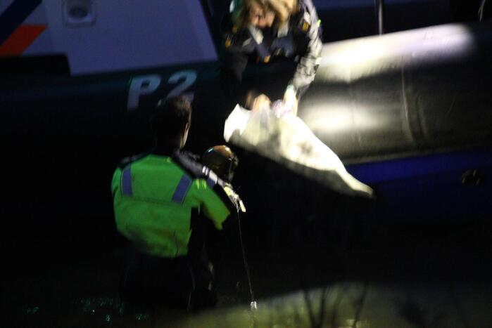 Politie verricht zoektocht in water door tas met menselijke schedels
