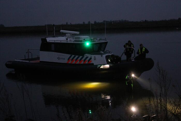 Politie verricht zoektocht in water door tas met menselijke schedels