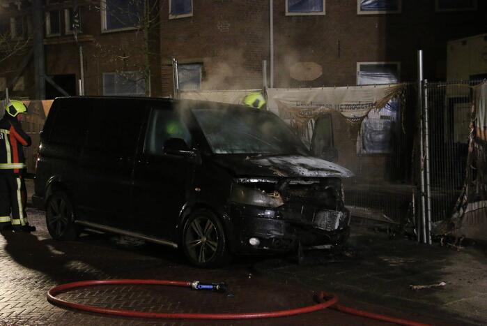 Bestelbus zwaar beschadigd door brand