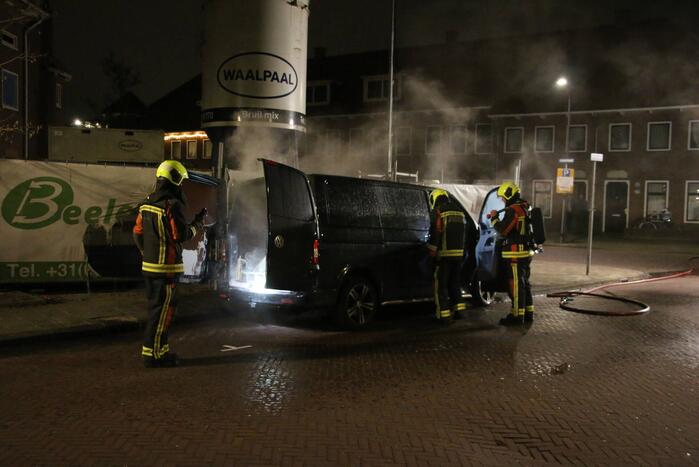 Bestelbus zwaar beschadigd door brand