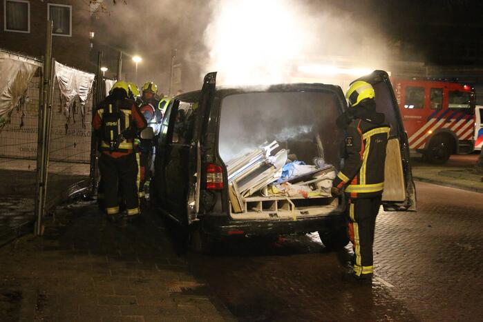 Bestelbus zwaar beschadigd door brand