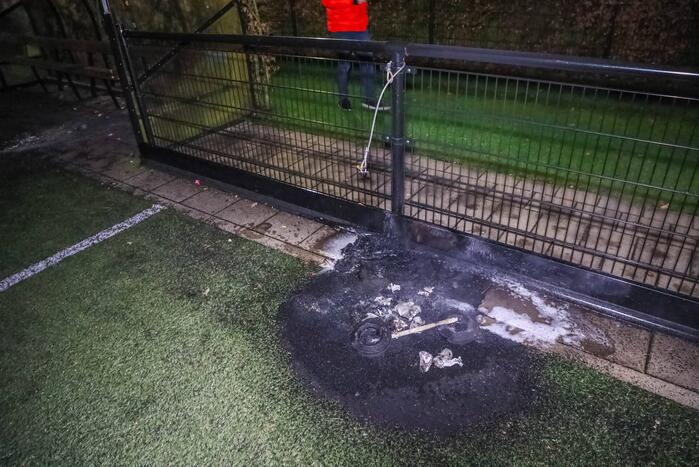 Schade na brand in container bij voetbalvereniging