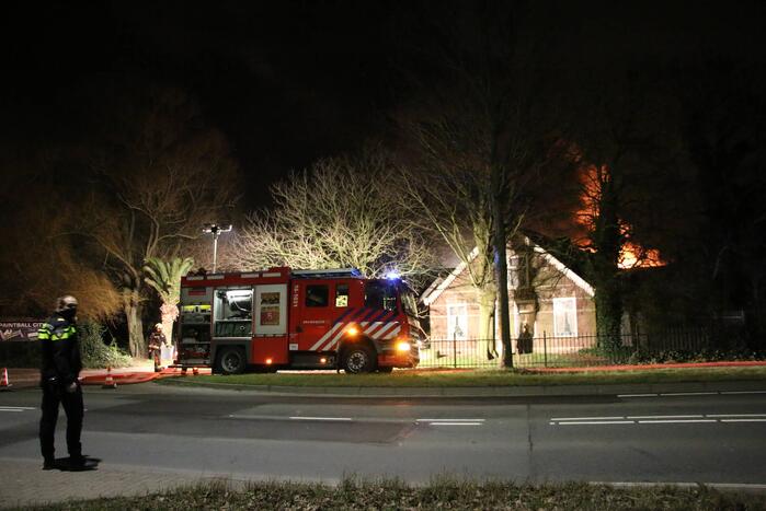 Grote uitslaande brand in bedrijfspand