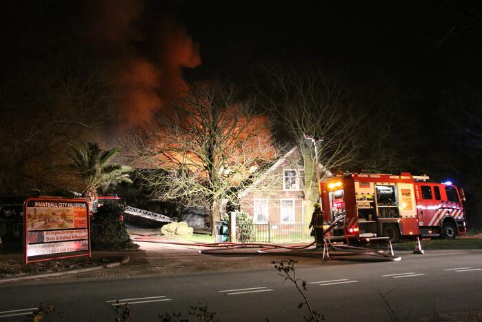 Grote uitslaande brand in bedrijfspand