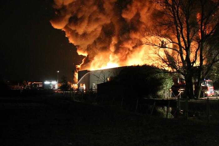 Grote uitslaande brand in bedrijfspand