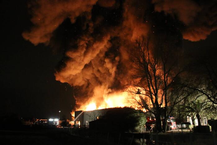Grote uitslaande brand in bedrijfspand