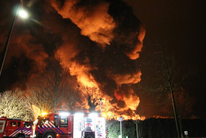 Grote uitslaande brand in bedrijfspand