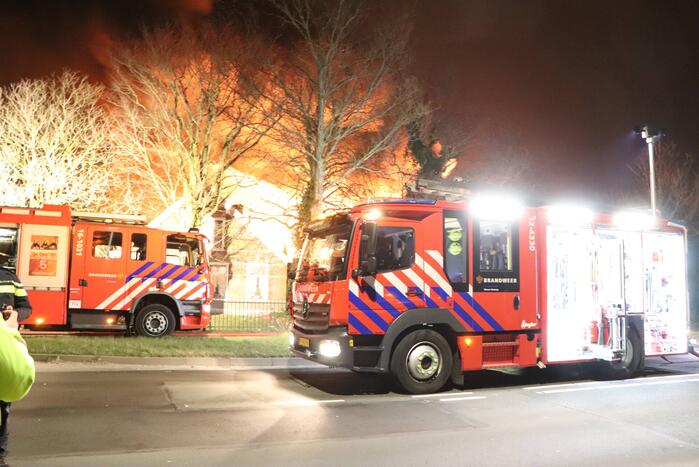 Grote uitslaande brand in bedrijfspand