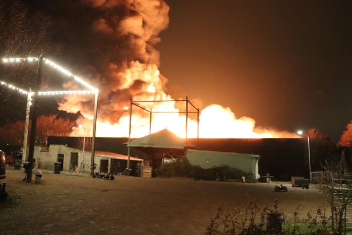 Grote uitslaande brand in bedrijfspand
