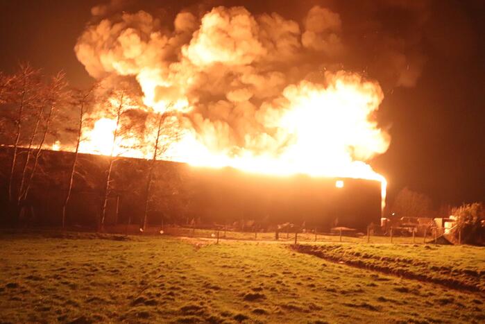Grote uitslaande brand in bedrijfspand