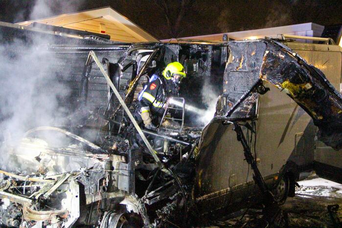 Camper gaat in vlammen op