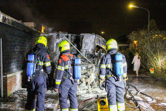 Camper gaat in vlammen op