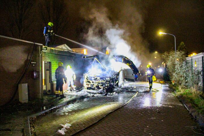 Camper gaat in vlammen op