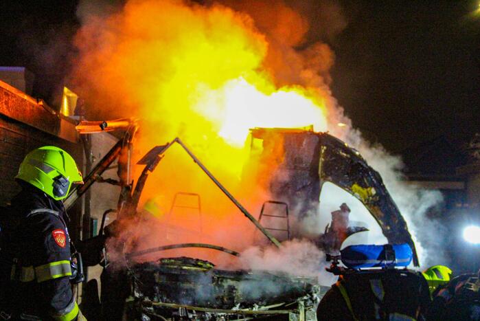 Camper gaat in vlammen op