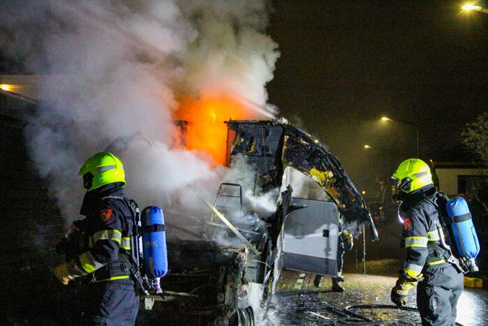 Camper gaat in vlammen op