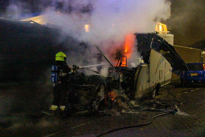 Camper gaat in vlammen op