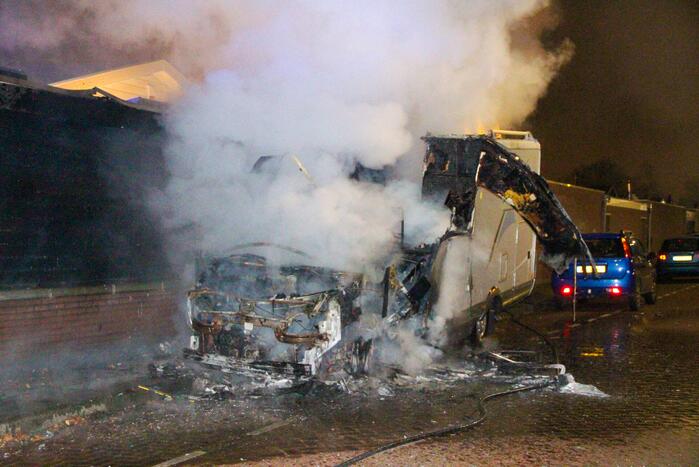 Camper gaat in vlammen op