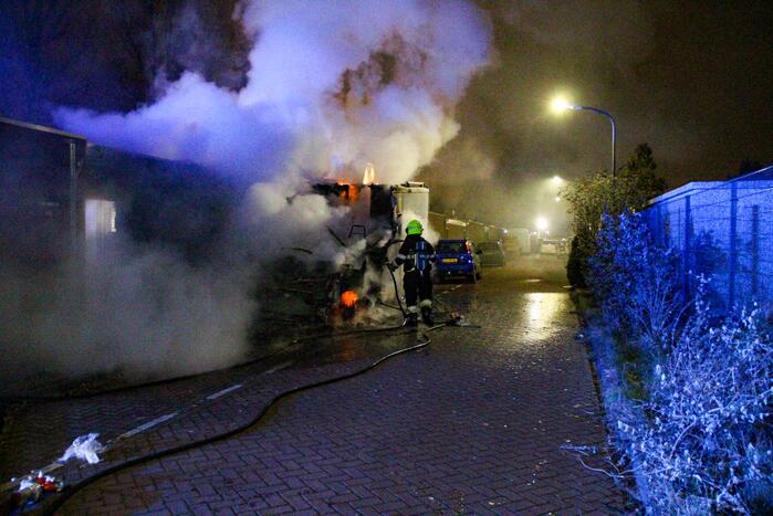 Camper gaat in vlammen op