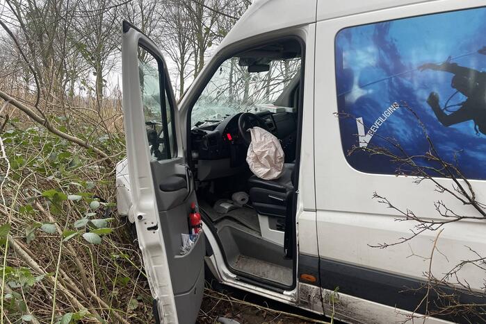 Bestuurder bestelbus raakt van de weg en belandt in bosschage