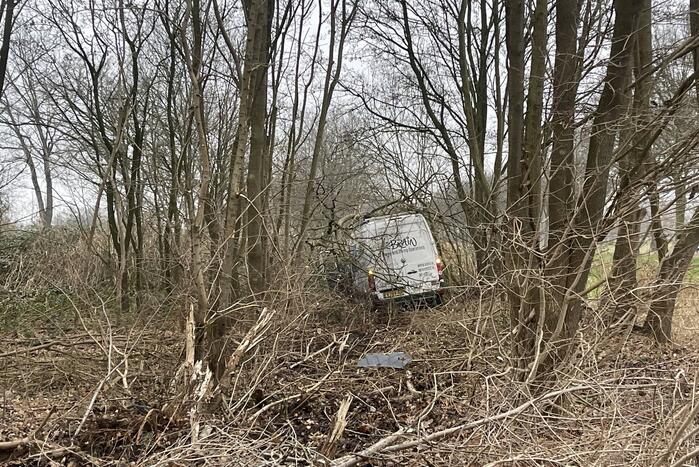 Bestuurder bestelbus raakt van de weg en belandt in bosschage