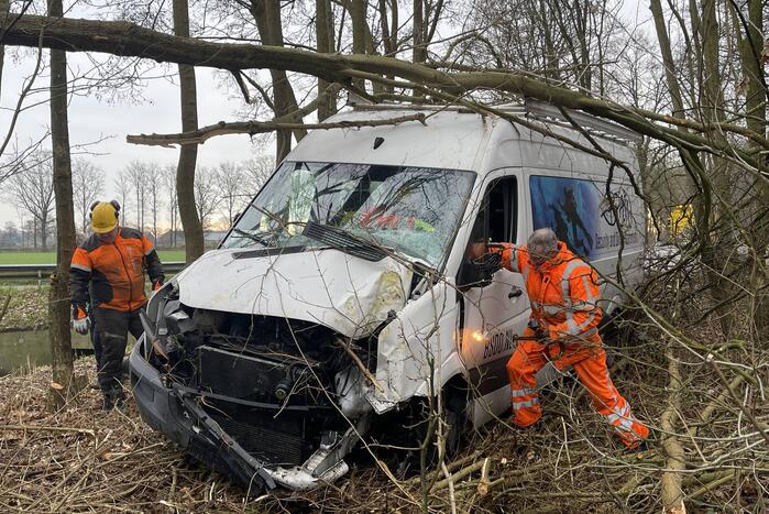 Bestuurder bestelbus raakt van de weg en belandt in bosschage