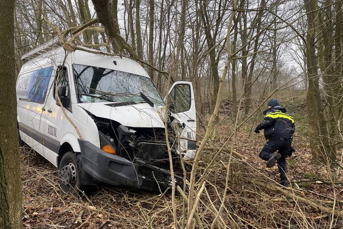 Bestuurder bestelbus raakt van de weg en belandt in bosschage