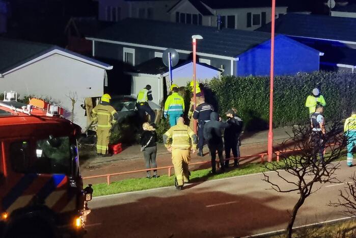 Automobilist ramt stacaravan en schuur