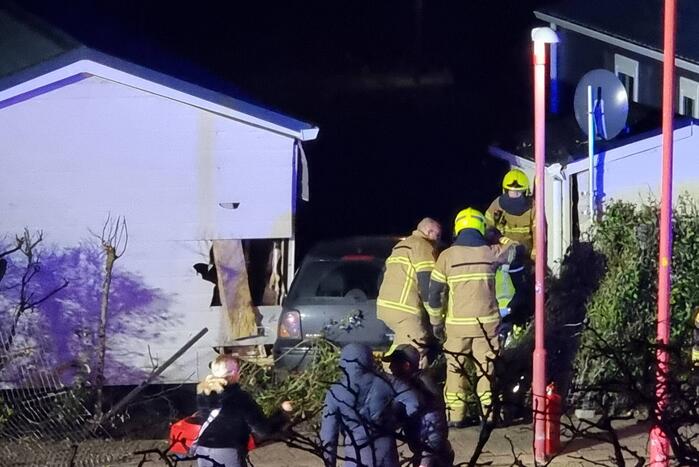 Automobilist ramt stacaravan en schuur
