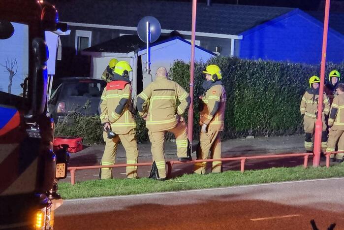 Automobilist ramt stacaravan en schuur