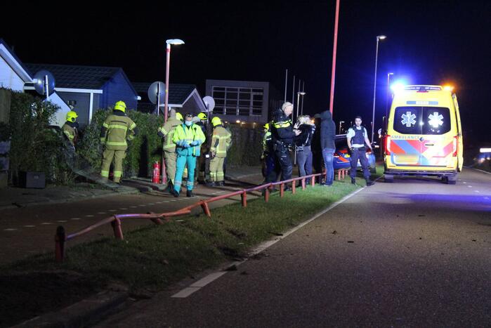 Automobilist ramt stacaravan en schuur