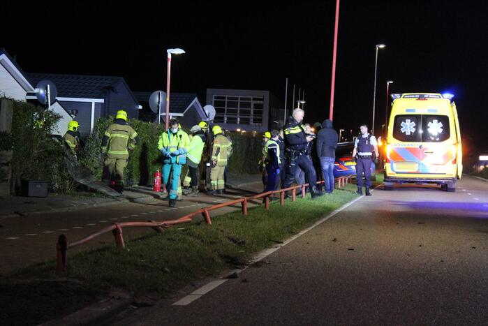 Automobilist ramt stacaravan en schuur